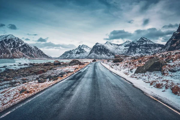 冬のノルウェーの道 — ストック写真