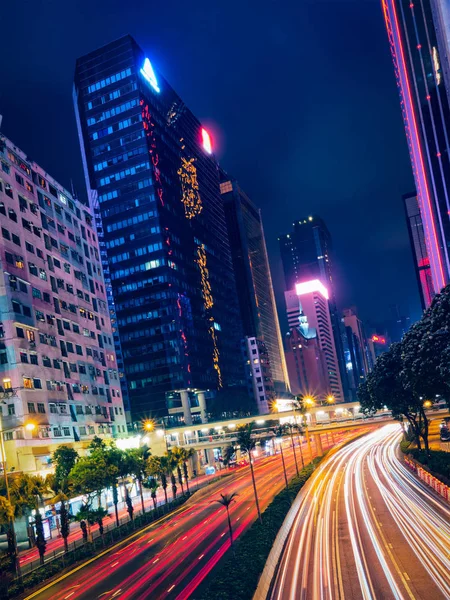 Δρόμο κυκλοφορίας στο Hong Kong τη νύχτα — Φωτογραφία Αρχείου