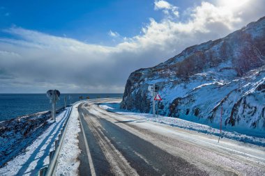 Kışın Norveç'te yol