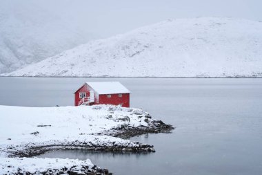 Kışın Lofoten Adaları, Norveç 'te Red rorbu evi