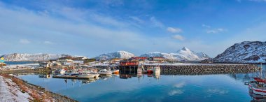 Balıkçı tekneleri ve yatlar Norveç'te iskelede