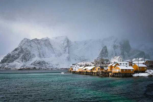 Žluté rorbu domy, Lofoten ostrovy, Norsko — Stock fotografie