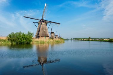 Hollanda 'daki Kinderdijk' te yel değirmenleri. Hollanda