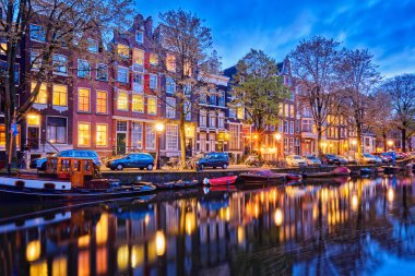 Amsterdam kanal, tekneler ve akşam Ortaçağ evleri
