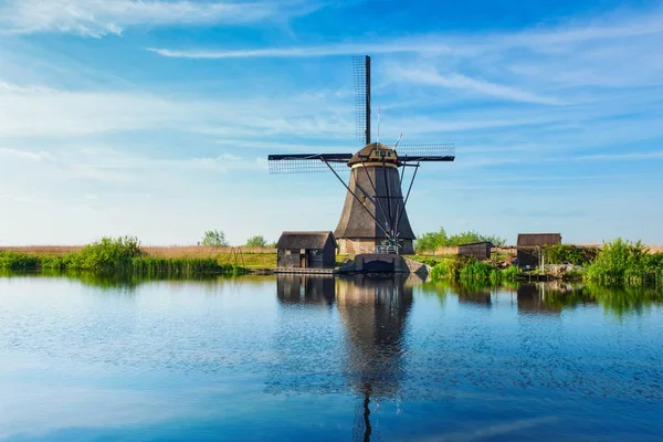 Molinos de viento en Kinderdijk en Holanda. Países Bajos —  Fotos de Stock