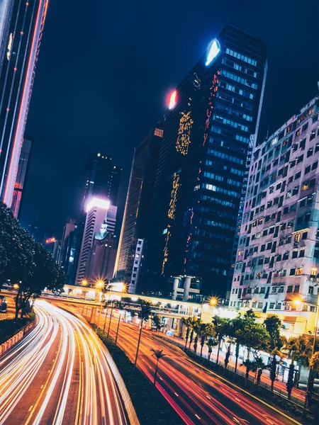 Straat traffic in Hong Kong's nachts — Stockfoto