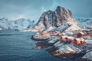 Norveç, Lofoten Adaları 'ndaki Hamnoy balıkçı köyü