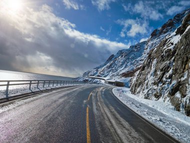 Kışın Norveç'te yol