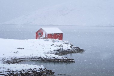 Kışın Lofoten Adaları, Norveç 'te Red rorbu evi