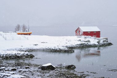 Kışın Lofoten Adaları, Norveç 'te Red rorbu evi