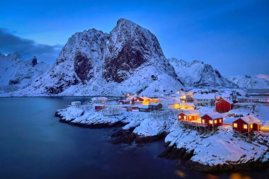 Norveç, Lofoten Adaları 'ndaki Hamnoy balıkçı köyü