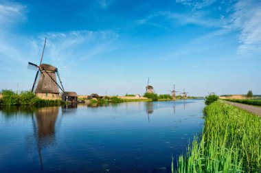 Hollanda 'daki Kinderdijk' te yel değirmenleri. Hollanda