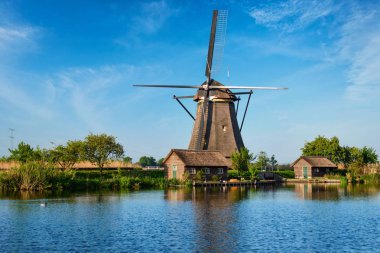 Hollanda 'daki Kinderdijk' te yel değirmenleri. Hollanda