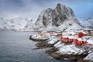 Norveç, Lofoten Adaları 'ndaki Hamnoy balıkçı köyü