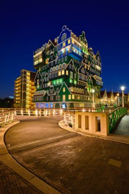 Geceleri, Hollanda ışıklı Zaandam bölgesinde Inntel otel