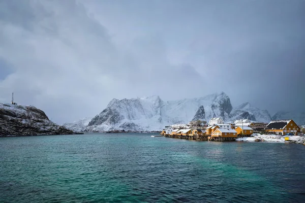 Sárga rorbu házak, Lofoten-szigetek, Norvégia — Stock Fotó