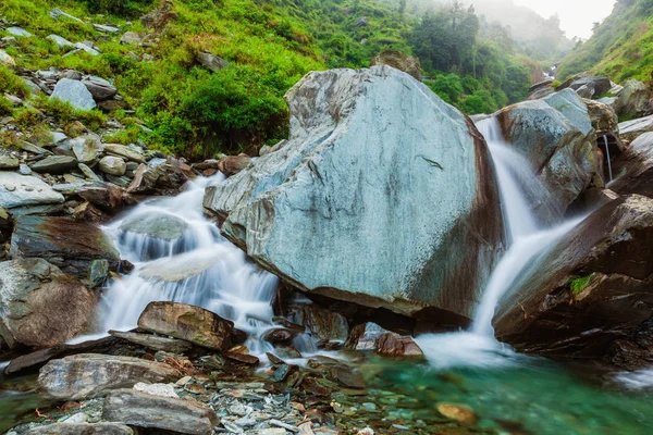 Bhagsu waterfall. Bhagsu, Himachal Pradesh, India — Stock Photo, Image
