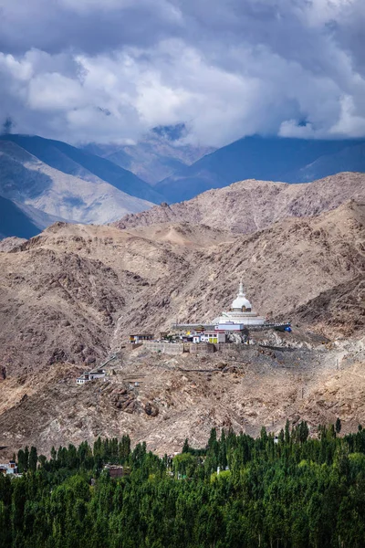 Buddhist stupa chorten on a hilltop in Himalayas — Stock Photo, Image