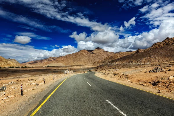 Estrada no Himalaia. Ladakh, Índia — Fotografia de Stock