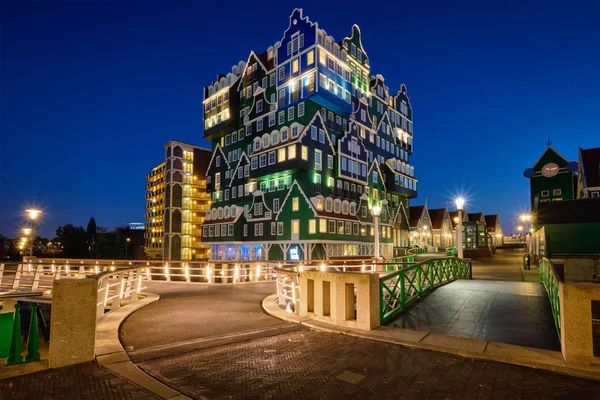Inntel Hotel v Zaandam v noci osvětlené, Nizozemsko — Stock fotografie