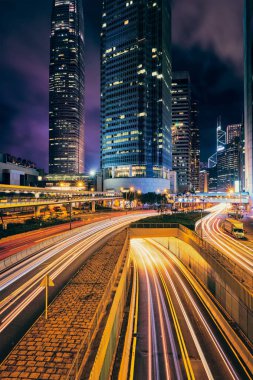Geceleri sokak trafik Hong Kong