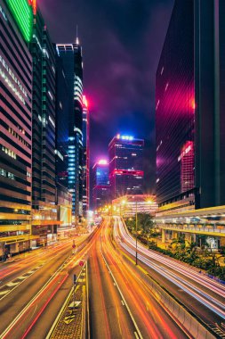 Geceleri sokak trafik Hong Kong