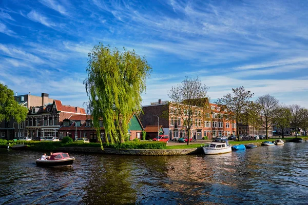 Barche, case e canali. Harlem, Paesi Bassi — Foto Stock