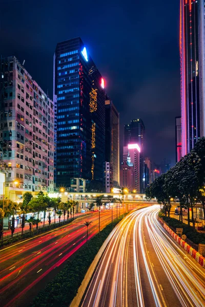 Pouliční dopravy v Hong Kong v noci — Stock fotografie