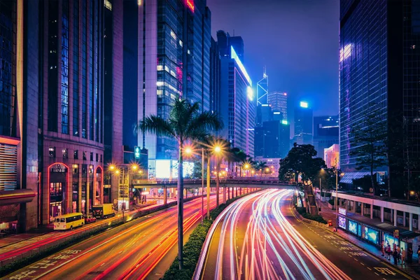 Straat traffic in Hong Kong's nachts — Stockfoto