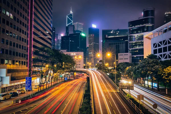 Straat traffic in Hong Kong's nachts — Stockfoto
