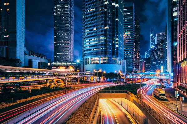 Gatutrafik i Hong Kong på natten — Stockfoto