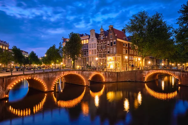夕方のアムステルダム運河、橋、中世の家 — ストック写真