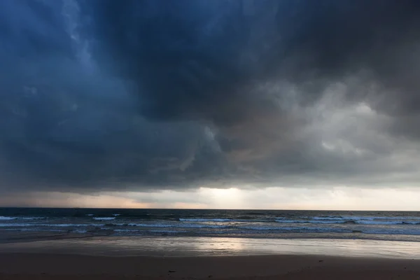 Reunindo tempestade na praia — Fotografia de Stock