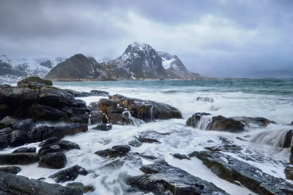 Côte rocheuse du fjord en Norvège — Photo