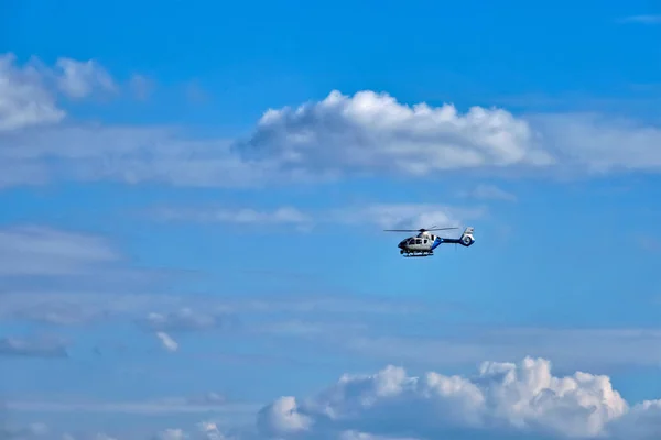 Вертолет немецкой полиции в небе — стоковое фото