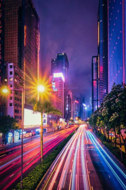 Geceleri sokak trafik Hong Kong
