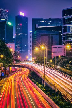 Geceleri sokak trafik Hong Kong