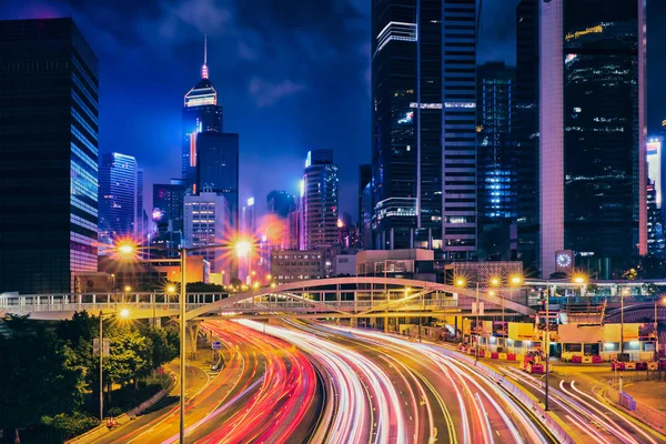 Straat traffic in Hong Kong's nachts — Stockfoto