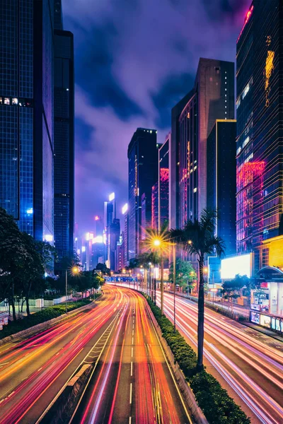 Straat traffic in Hong Kong's nachts — Stockfoto