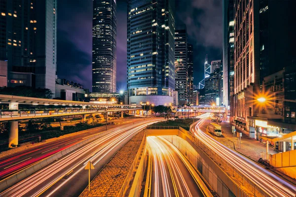 Gatutrafik i Hong Kong på natten — Stockfoto