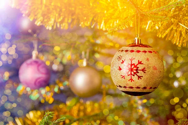 Bola de decoración de árbol de Navidad en bac árbol de Navidad decorado —  Fotos de Stock