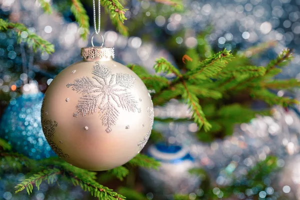 Boule de décoration sapin de Noël sur sapin de Noël décoré bac — Photo