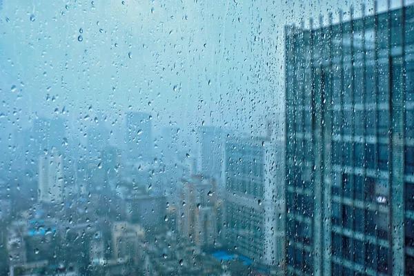 Gouttes de pluie sur la fenêtre — Photo