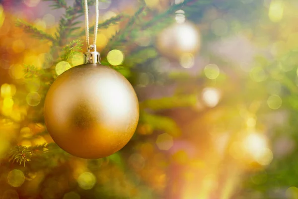 Vánoční dekorace cetka na zdobené vánoční strom bac — Stock fotografie