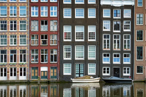 Canal d'Amsterdam Damrak avec maisons, Pays-Bas — Photo