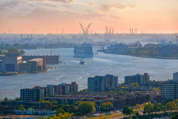 Pohled na město Rotterdam a řeka Nieuwe Maas — Stock fotografie