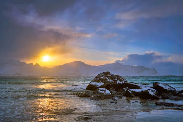 Skagsanden strand op zonsondergang, Lofoten eilanden, Noorwegen — Stockfoto
