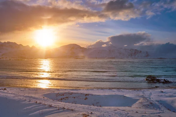 Skagsanden Strand am Sonnenuntergang, erhabene Inseln, Norwegen — Stockfoto