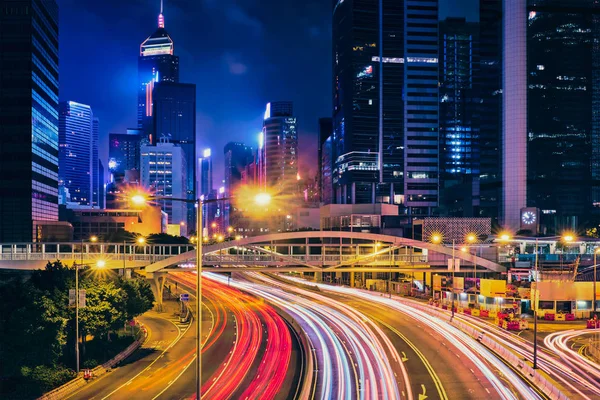 Pouliční dopravy v Hong Kong v noci — Stock fotografie