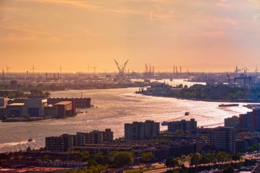 Rotterdam Limanı ve Nieuwe Maas nehri görünümünü günbatımı üzerinde